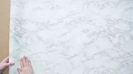 "אריחי ריצוף שיש טבעי עשויים למעשה סלע גרניט"